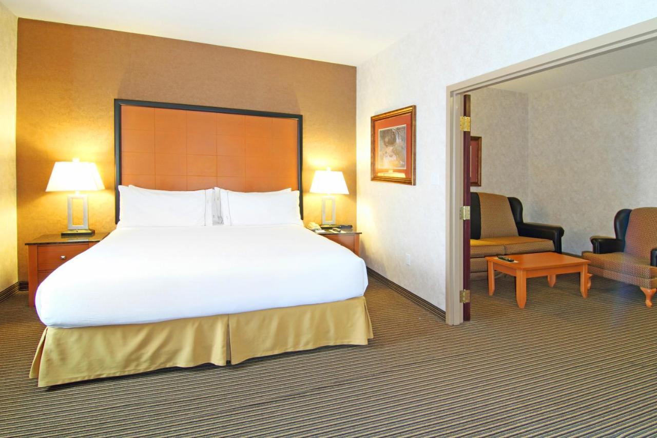 Holiday Inn Express Calgary South By Ihg מראה חיצוני תמונה