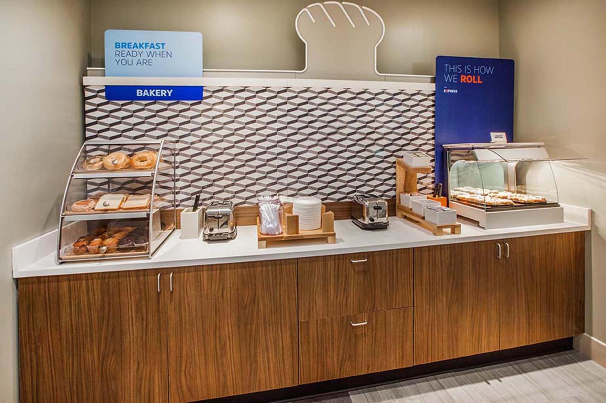 Holiday Inn Express Calgary South By Ihg מראה חיצוני תמונה