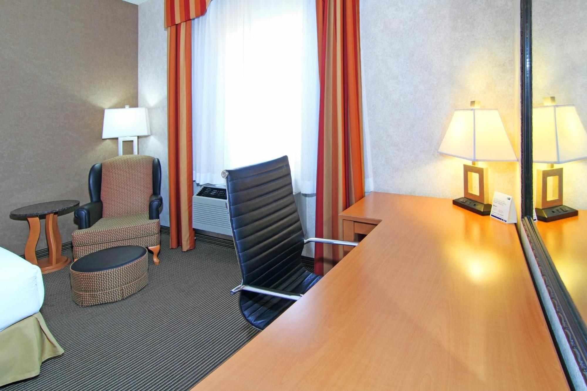 Holiday Inn Express Calgary South By Ihg מראה חיצוני תמונה
