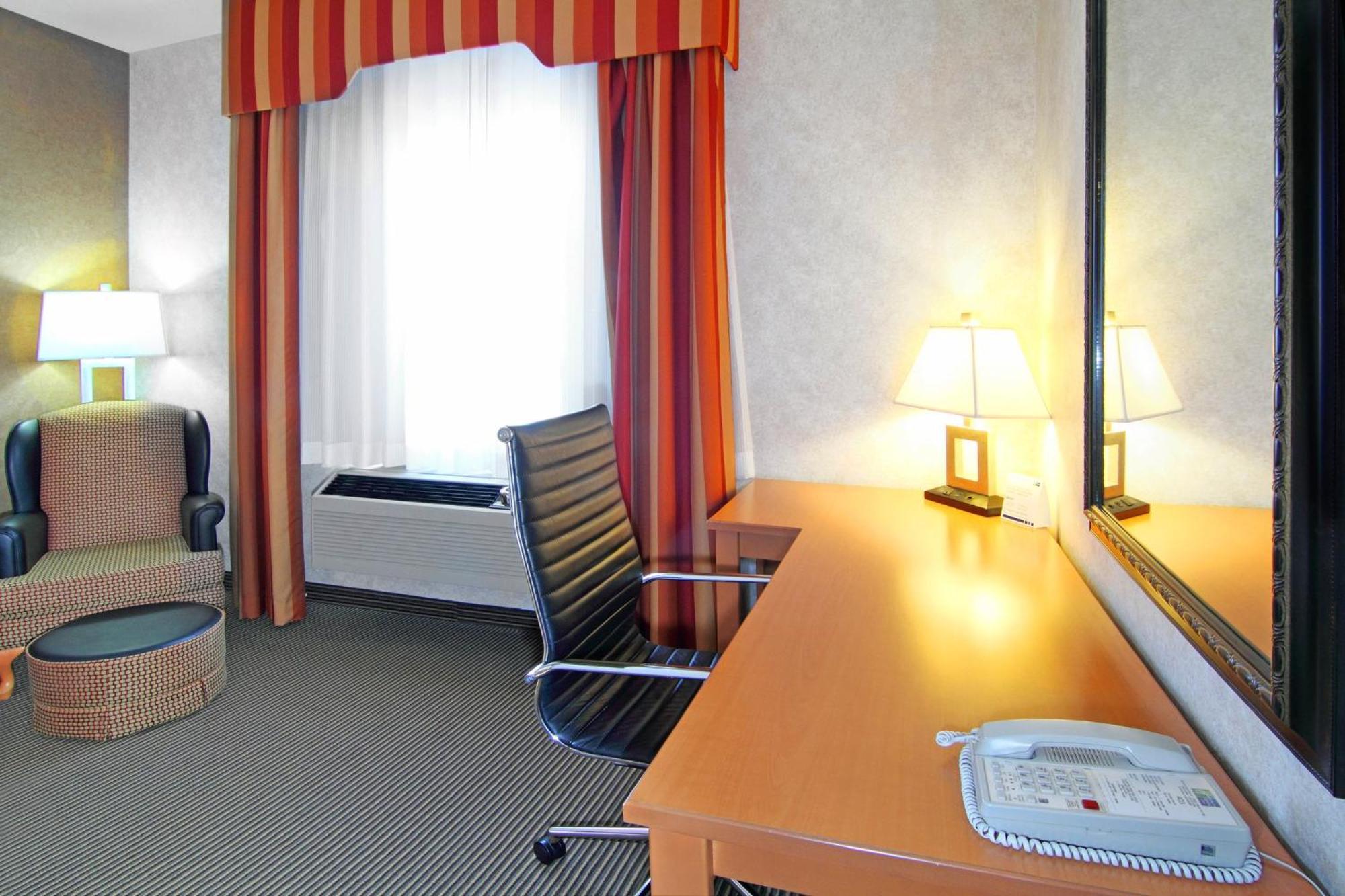 Holiday Inn Express Calgary South By Ihg מראה חיצוני תמונה