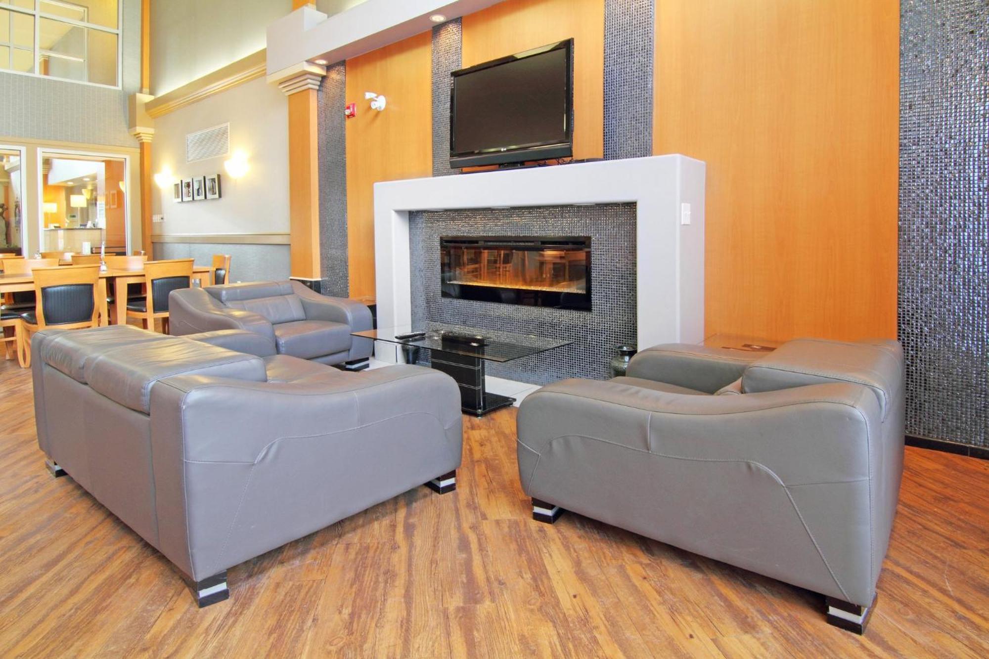 Holiday Inn Express Calgary South By Ihg מראה חיצוני תמונה