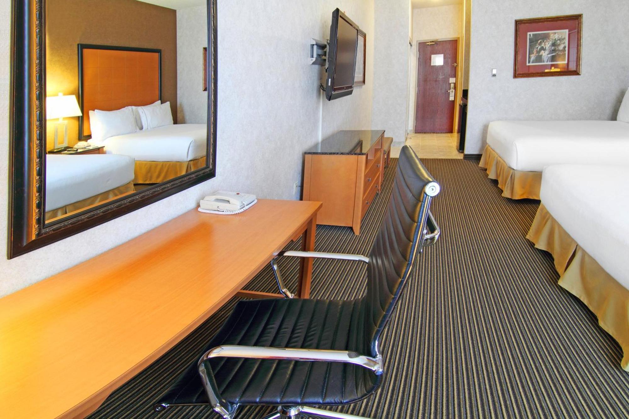 Holiday Inn Express Calgary South By Ihg מראה חיצוני תמונה