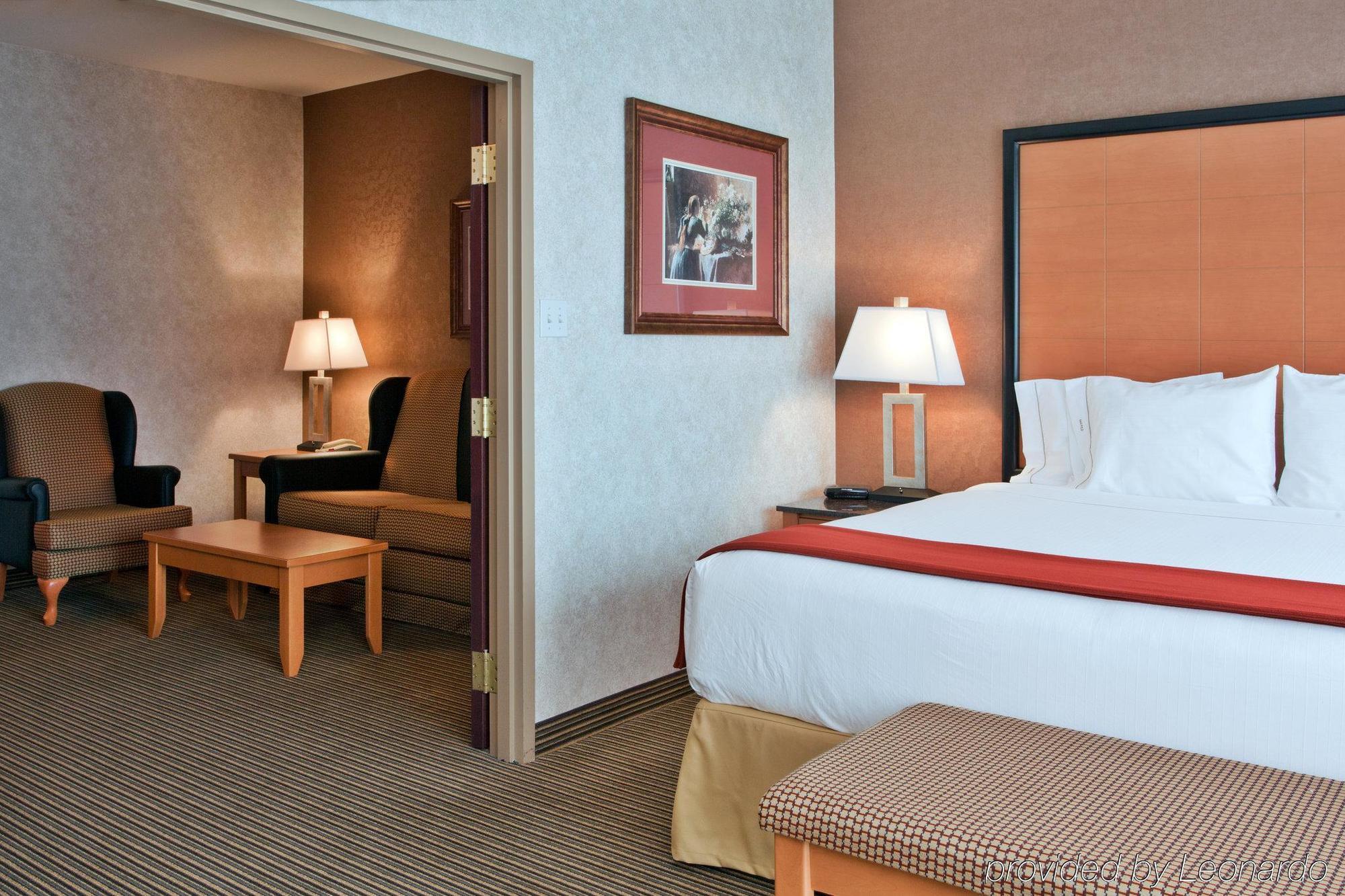 Holiday Inn Express Calgary South By Ihg מראה חיצוני תמונה
