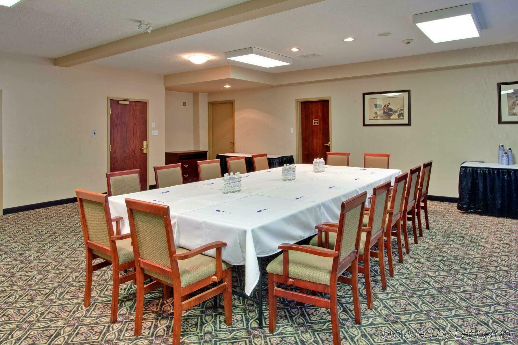Holiday Inn Express Calgary South By Ihg מראה חיצוני תמונה